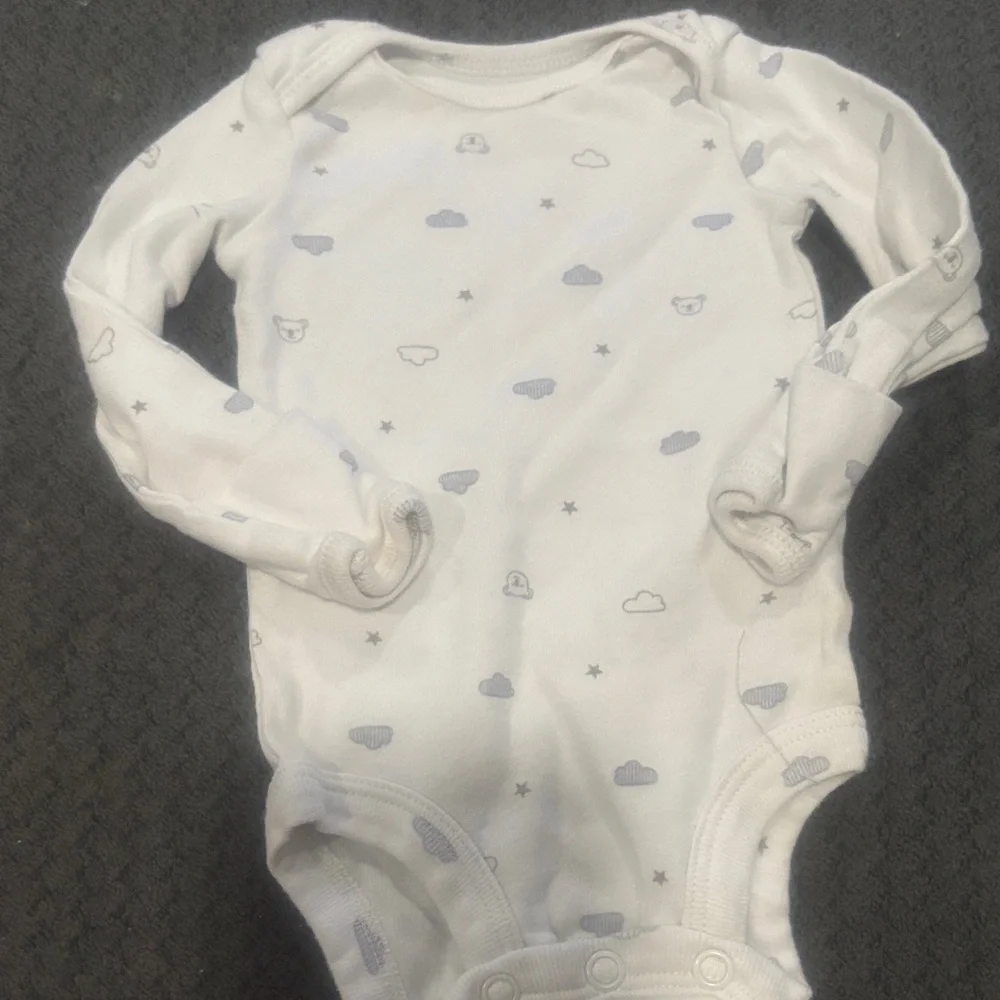 🟢10/$10 - Carter's White and Gray Cloud Print Bodysuit